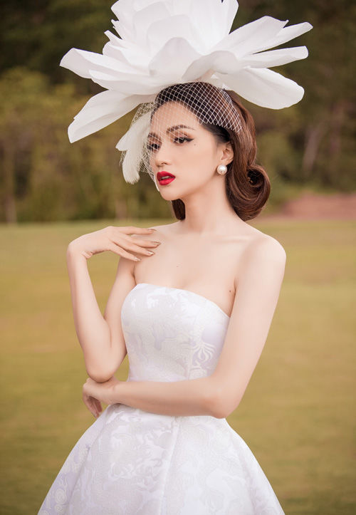 Sao Việt cùng đọ dáng trên thảm đỏ: người hở bạo, người kín bưng