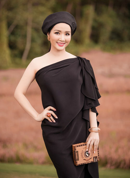 Sao Việt cùng đọ dáng trên thảm đỏ: người hở bạo, người kín bưng