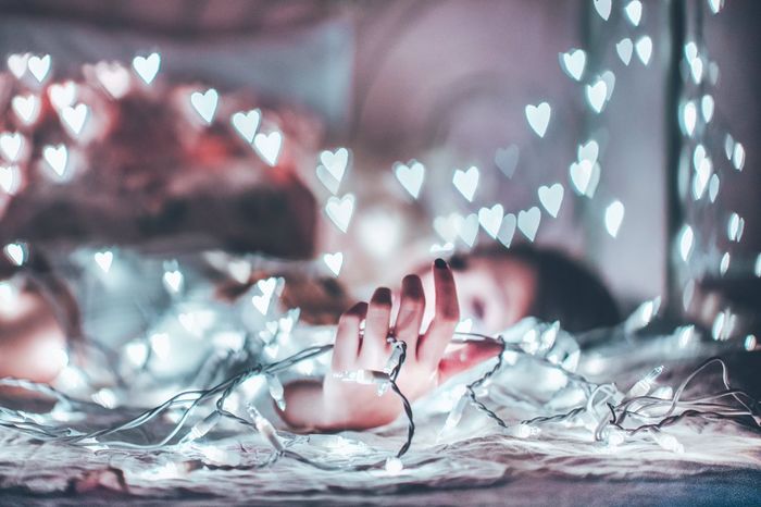 Tình cảm bi ai nhất ở chỗ: xa cách sinh bất lực, bất lực rồi buông tay