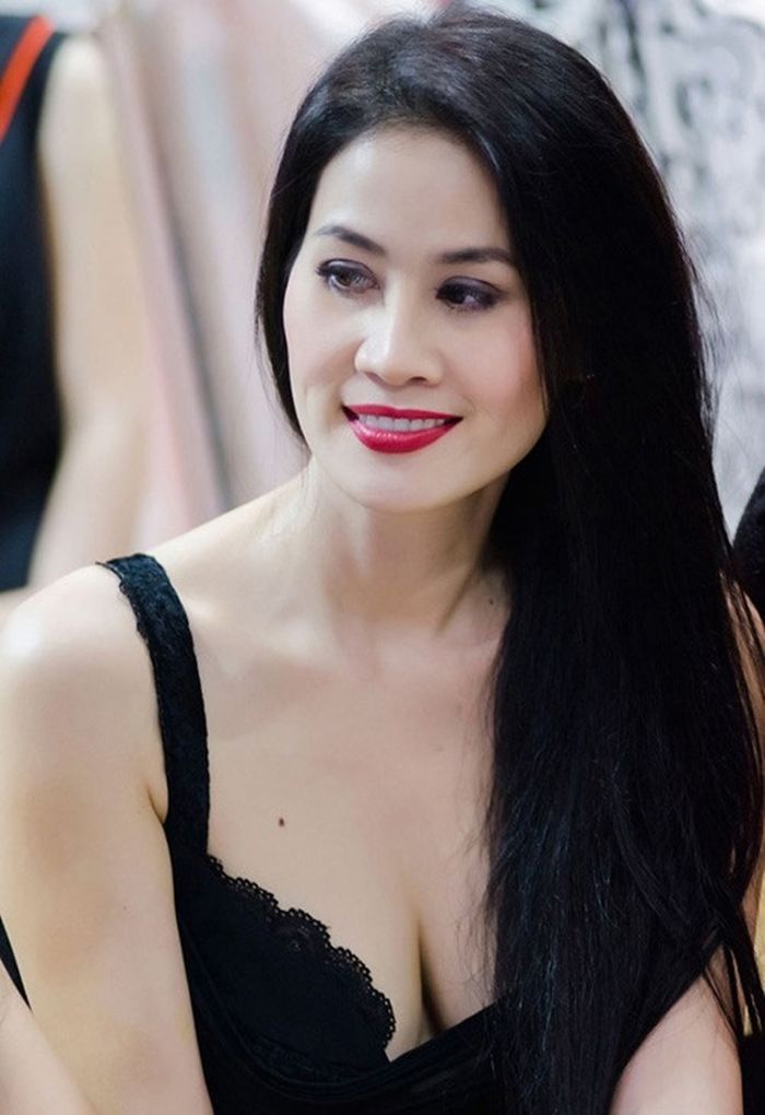 Vòng 1 quyến rũ của các bà mẹ trong showbiz Việt