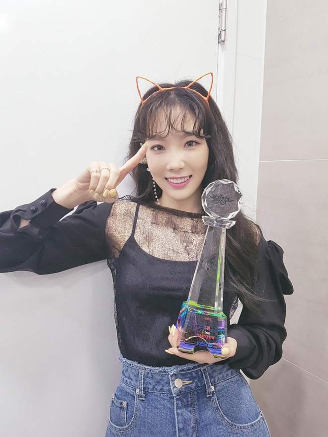 Những sao Kpop sở hữu mái tóc xoăn bà thím xinh nhất