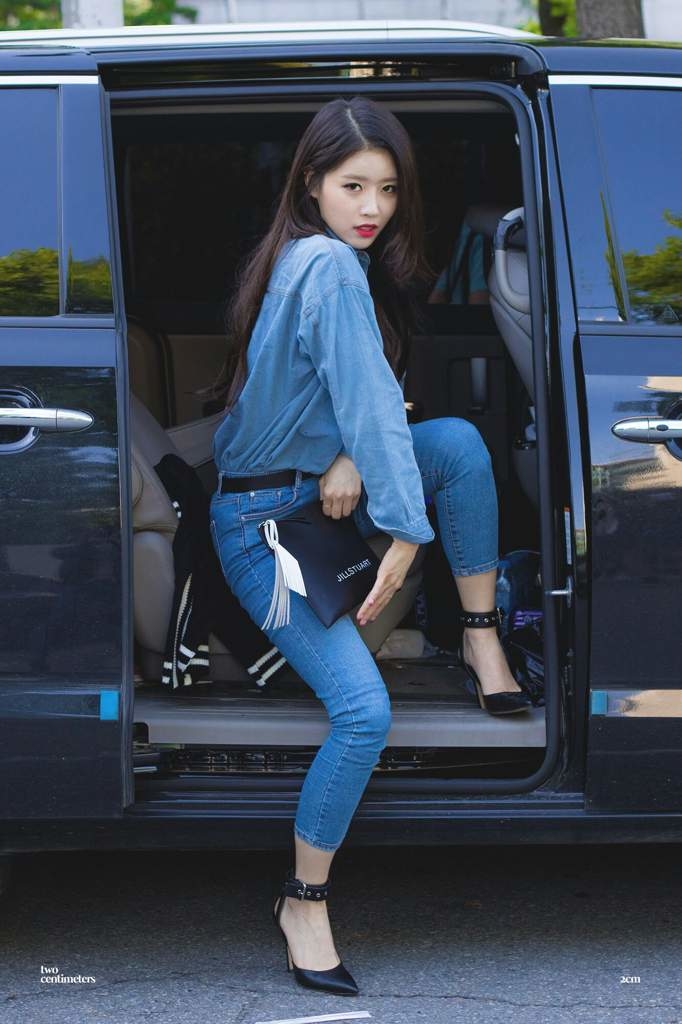 Những mỹ nhân K-pop diện quần jean gợi cảm không thua gì người mẫu
