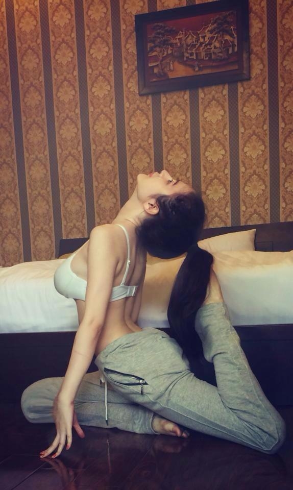 Sao Việt mượn các tư thế yoga khó nhằn để khoe khéo đường cong