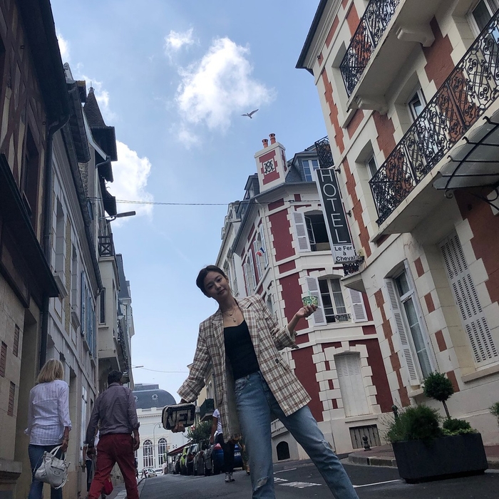 Ảnh của Jennie có gì hot mà mỗi tấm hút cả triệu views trên Instagram?