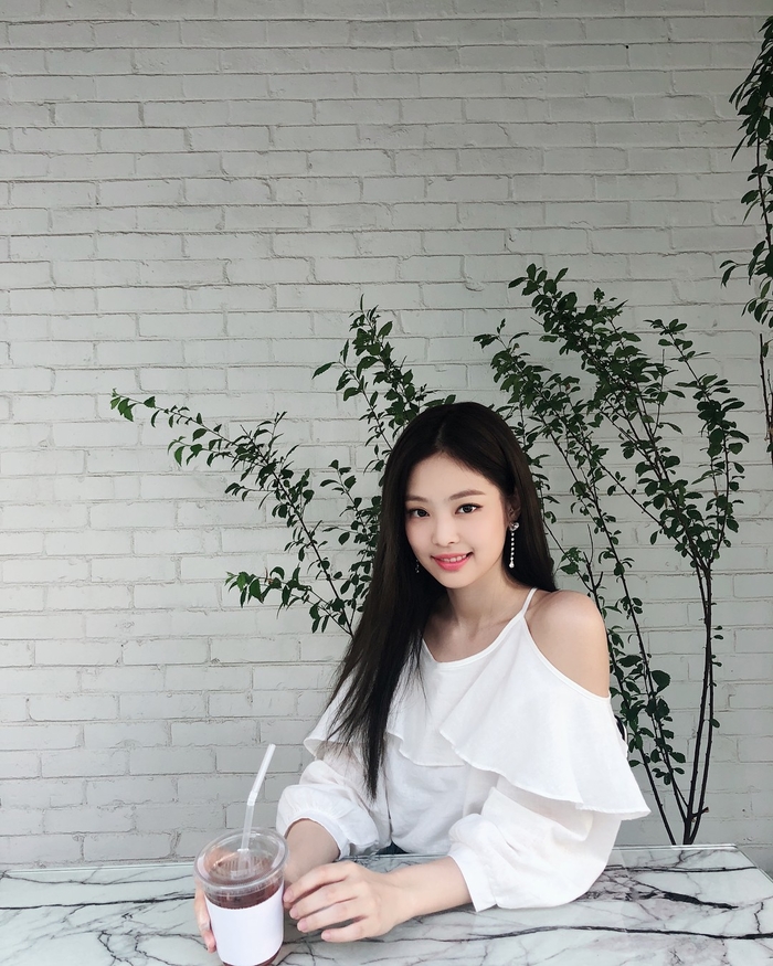 Ảnh của Jennie có gì hot mà mỗi tấm hút cả triệu views trên Instagram?