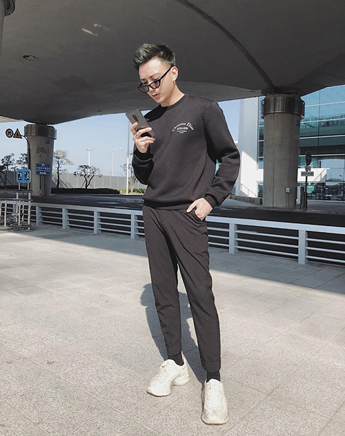 Ảnh hot sao Việt: Kim Lý selfie bên bà 100 tuổi, Phan Hiển khoe con