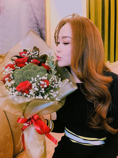 Ảnh hot sao Việt: Kim Lý selfie bên bà 100 tuổi, Phan Hiển khoe con