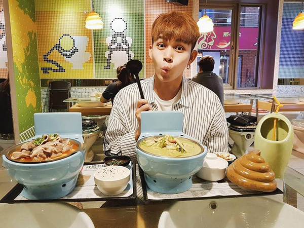 Ảnh hot sao Việt: Kim Lý selfie bên bà 100 tuổi, Phan Hiển khoe con