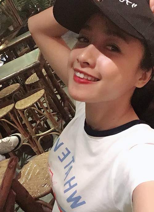 Ảnh hot sao Việt: Kim Lý selfie bên bà 100 tuổi, Phan Hiển khoe con