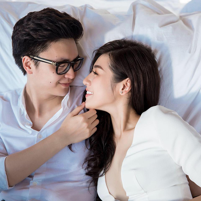 Ảnh hot sao Việt: Kim Lý selfie bên bà 100 tuổi, Phan Hiển khoe con