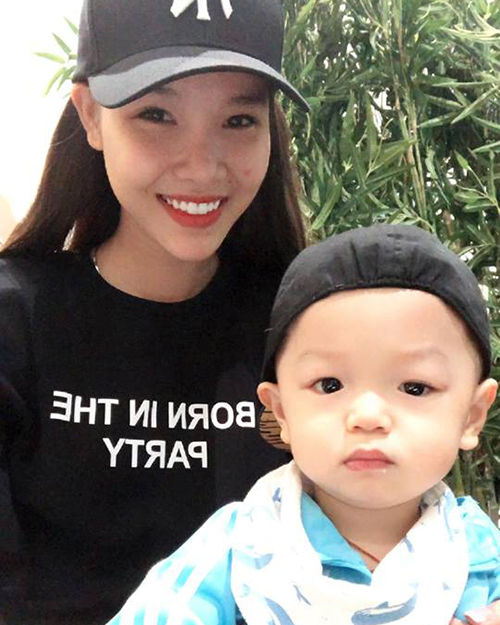 Ảnh hot sao Việt: Kim Lý selfie bên bà 100 tuổi, Phan Hiển khoe con