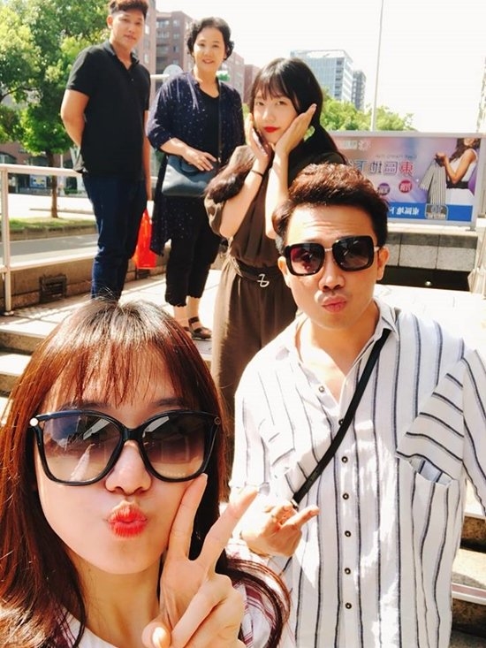 Ảnh hot sao Việt: Kim Lý selfie bên bà 100 tuổi, Phan Hiển khoe con