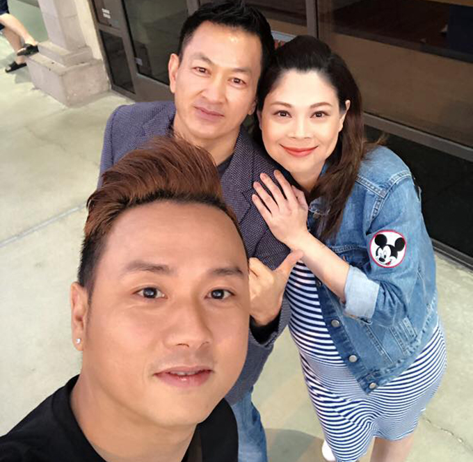 Ảnh hot sao Việt: Kim Lý selfie bên bà 100 tuổi, Phan Hiển khoe con