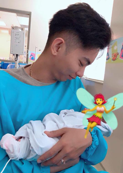 Ảnh hot sao Việt: Kim Lý selfie bên bà 100 tuổi, Phan Hiển khoe con