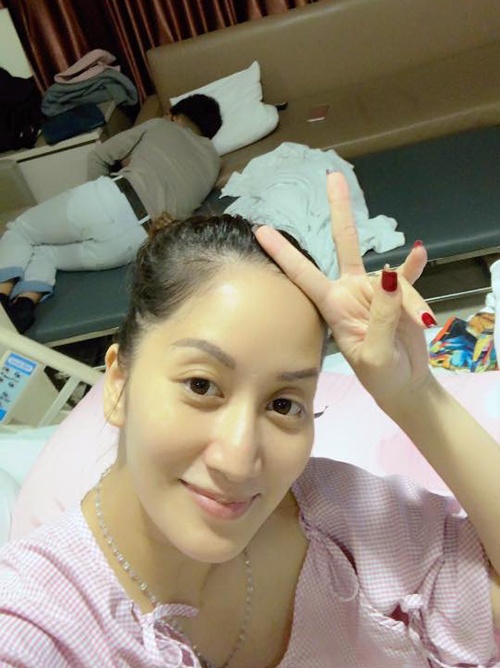 Ảnh hot sao Việt: Kim Lý selfie bên bà 100 tuổi, Phan Hiển khoe con