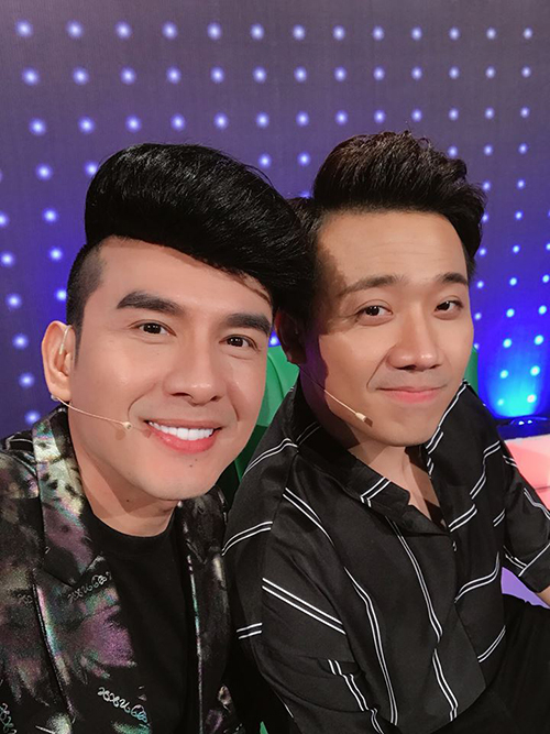 Ảnh hot sao Việt: Kim Lý selfie bên bà 100 tuổi, Phan Hiển khoe con