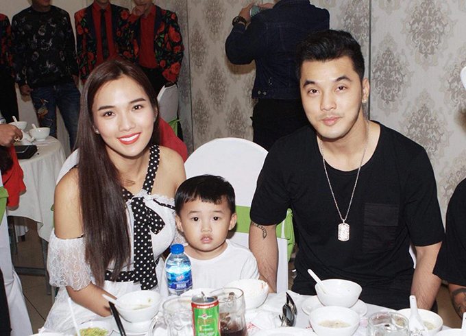 Ảnh hot sao Việt: Kim Lý selfie bên bà 100 tuổi, Phan Hiển khoe con