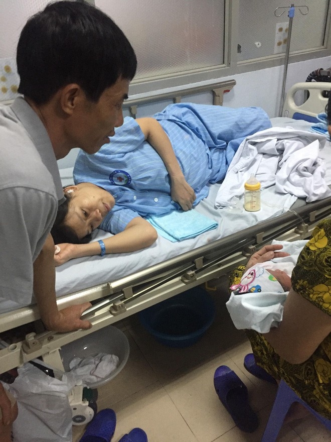 Bức ảnh cha và con vỡ òa hạnh phúc và hành trình 10 năm chạy chữa