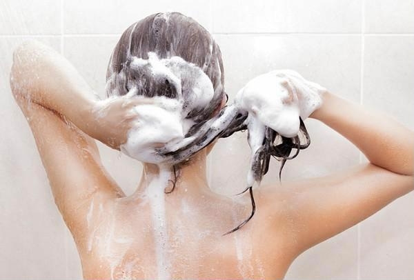Cách gội đầu đúng chuẩn tại nhà giúp tóc giảm rụng và ngày càng khỏe