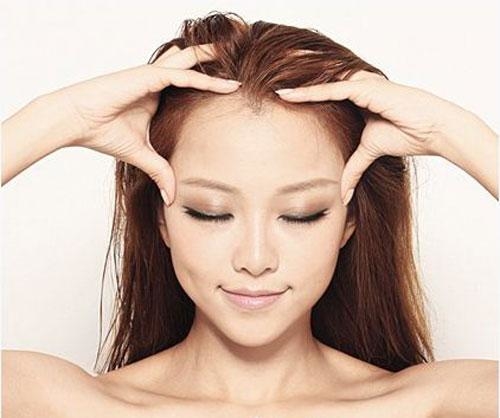 Cách gội đầu đúng chuẩn tại nhà giúp tóc giảm rụng và ngày càng khỏe
