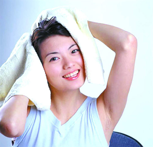 Cách gội đầu đúng chuẩn tại nhà giúp tóc giảm rụng và ngày càng khỏe