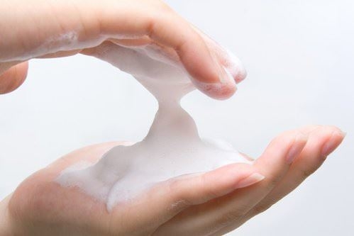 Cách gội đầu đúng chuẩn tại nhà giúp tóc giảm rụng và ngày càng khỏe