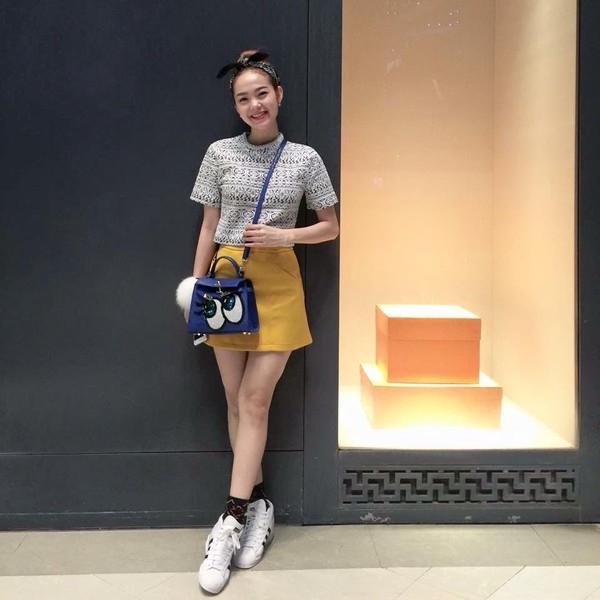 Cách phối váy đầm với giày thể thao cho cô nàng cá tính
