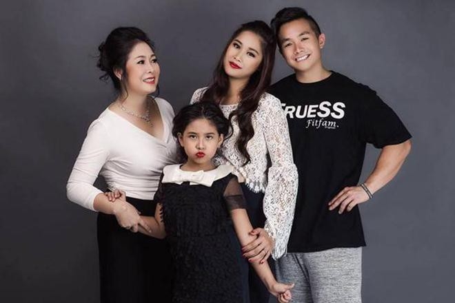 Ngắm nhan sắc cô con gái tài năng, xinh đẹp của NSND Hồng Vân