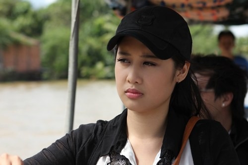 Ngắm nhan sắc cô con gái tài năng, xinh đẹp của NSND Hồng Vân