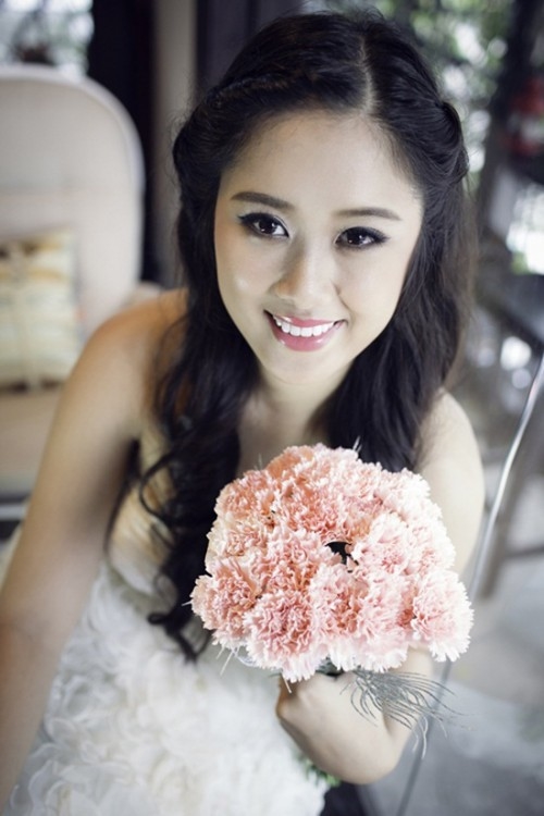 Ngắm nhan sắc cô con gái tài năng, xinh đẹp của NSND Hồng Vân