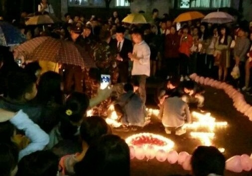 Chàng trai quỳ gối dâng nhẫn kim cương cầu hôn bạn gái và cái kết đắng