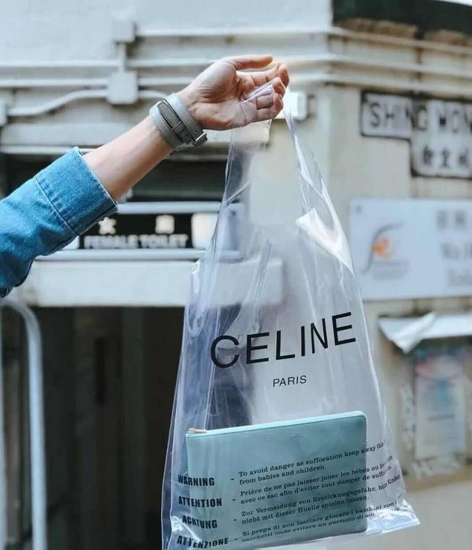 Chị em lại rần rần với chiếc túi hiệu trông như túi cói Việt Nam