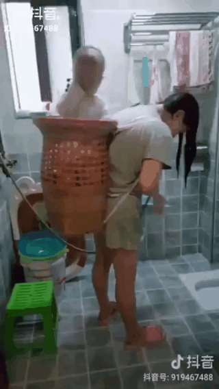 Clip vừa địu con vừa gội đầu, khiến ai xem cũng xúc động