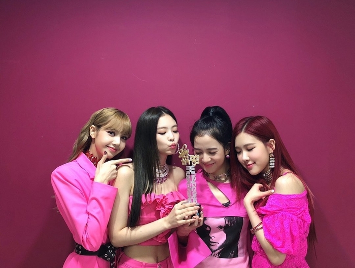 Có fan nào biết vì sao các nàng hắc hường chọn DDU-DU DDU-DU chưa?