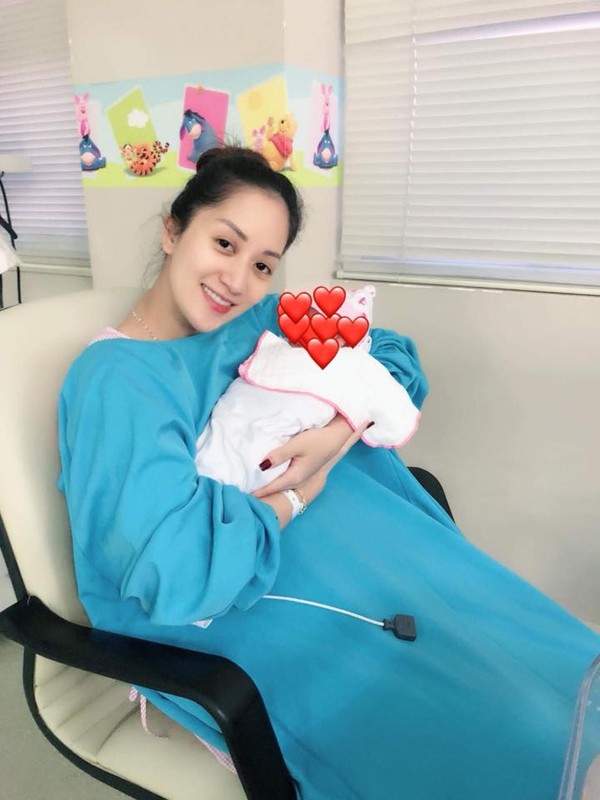 Dàn chân dài đình đám ngày nào giờ đã làm mẹ người ta