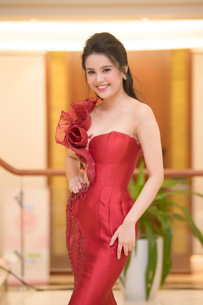 Dàn người đẹp Việt xuất hiện lung linh trên thảm đỏ chung khảo HHVN