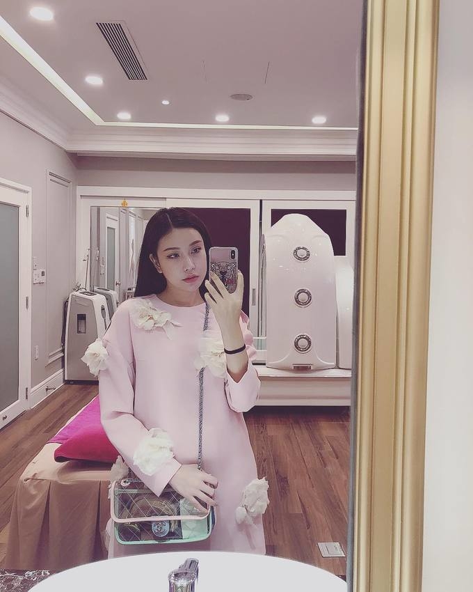 Túi xách trong suốt gây sốt trong làng thời trang và fashionista