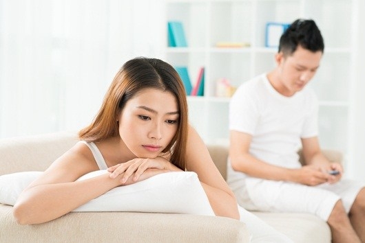 Dấu hiệu nhận biết nửa kia của bạn đang làm chuyện mờ ám
