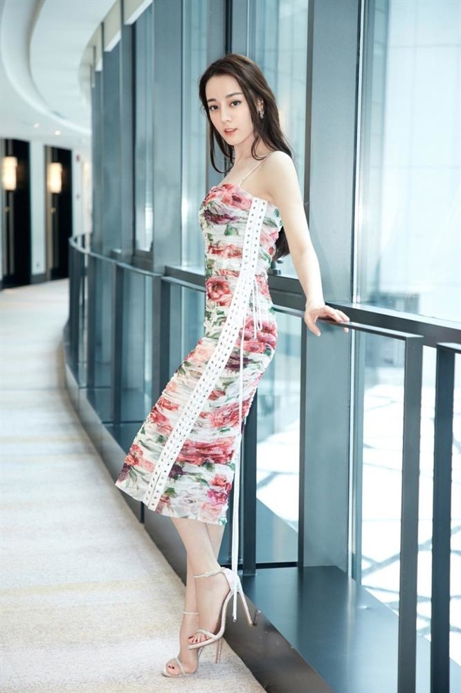 Địch Lệ Nhiệt Ba xinh đẹp trong bộ ảnh mới