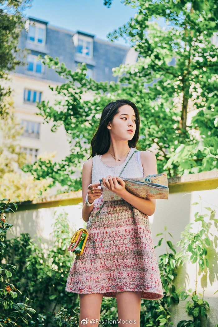 Diện chung 1 mẫu váy, ai mặc đẹp hơn: Jennie, Cổ Lực Na Trát hay Na Na