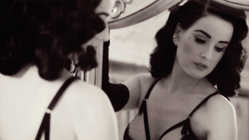 Dita Von Teese - nữ hoàng thoát y và lời nguyền lãng quên của Satan