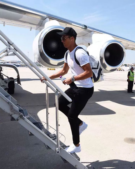 Đột nhập máy bay riêng của dàn siêu sao bóng đá: Ronaldo hay Messi?