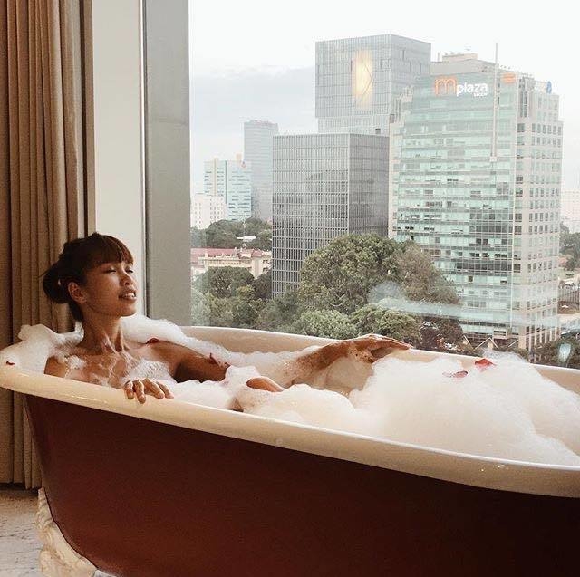 Fan suýt xoa trước phòng tắm xa hoa mà Sao Việt từng khoe
