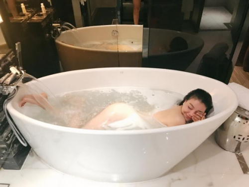 Fan suýt xoa trước phòng tắm xa hoa mà Sao Việt từng khoe