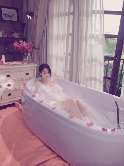 Fan suýt xoa trước phòng tắm xa hoa mà Sao Việt từng khoe