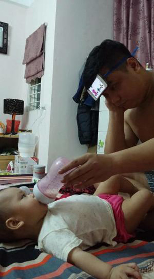 Hình ảnh hối tiếc của các ông bố khi lấy vợ sớm