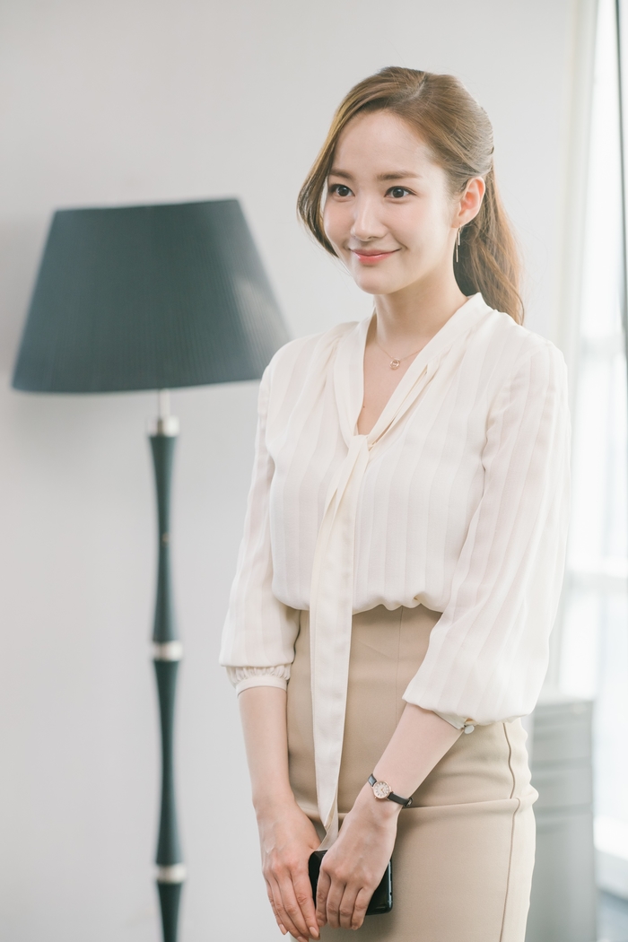 Học Thư ký Kim Park Min Young cách phối đồ công sở vừa xinh vừa chất