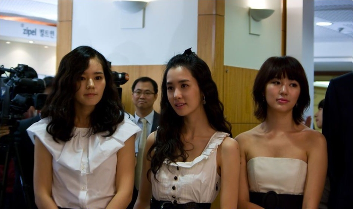 Khi mỹ nhân dao kéo và người đẹp tự nhiên đứng chung khung hình