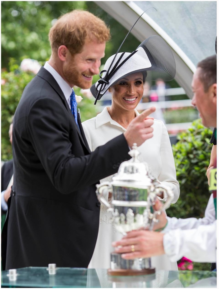 Khi thay trai la hon vo meghan, hoang tu harry co bieu cam khong ngo