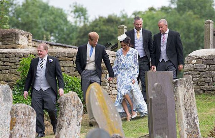 Khi thay trai la hon vo meghan, hoang tu harry co bieu cam khong ngo